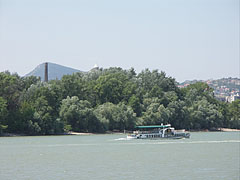 Small riverboat on the Danube River, in front of the Óbuda Island (also known as "Hajógyár Island" or "Shipyard Island"), viewed from the "Népsziget" ("People's Island") - Budapest, Ungarn