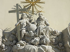 Szentháromság szobor a Belvárosi plébániatemplom kapuján - Budapest, Magyarország